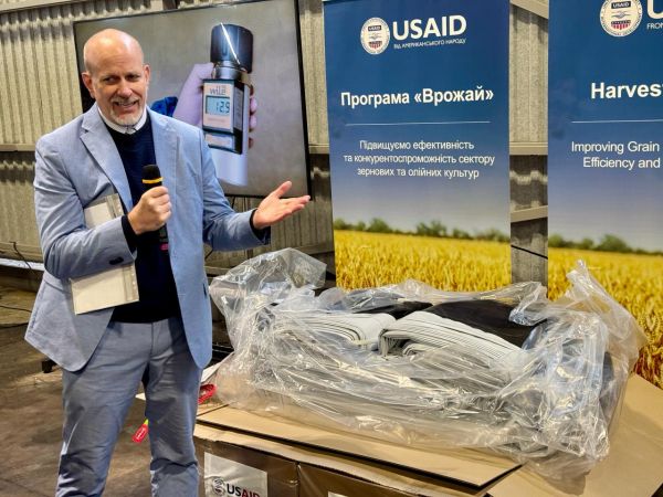 Аграрії отримали перші 10 мобільних зерносушарок від USAID
